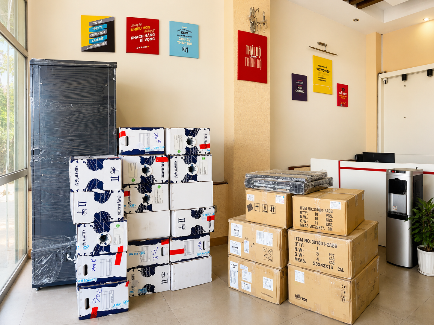 Vật tư cáp mạng và tủ rack chuẩn bị cho hệ thống camera