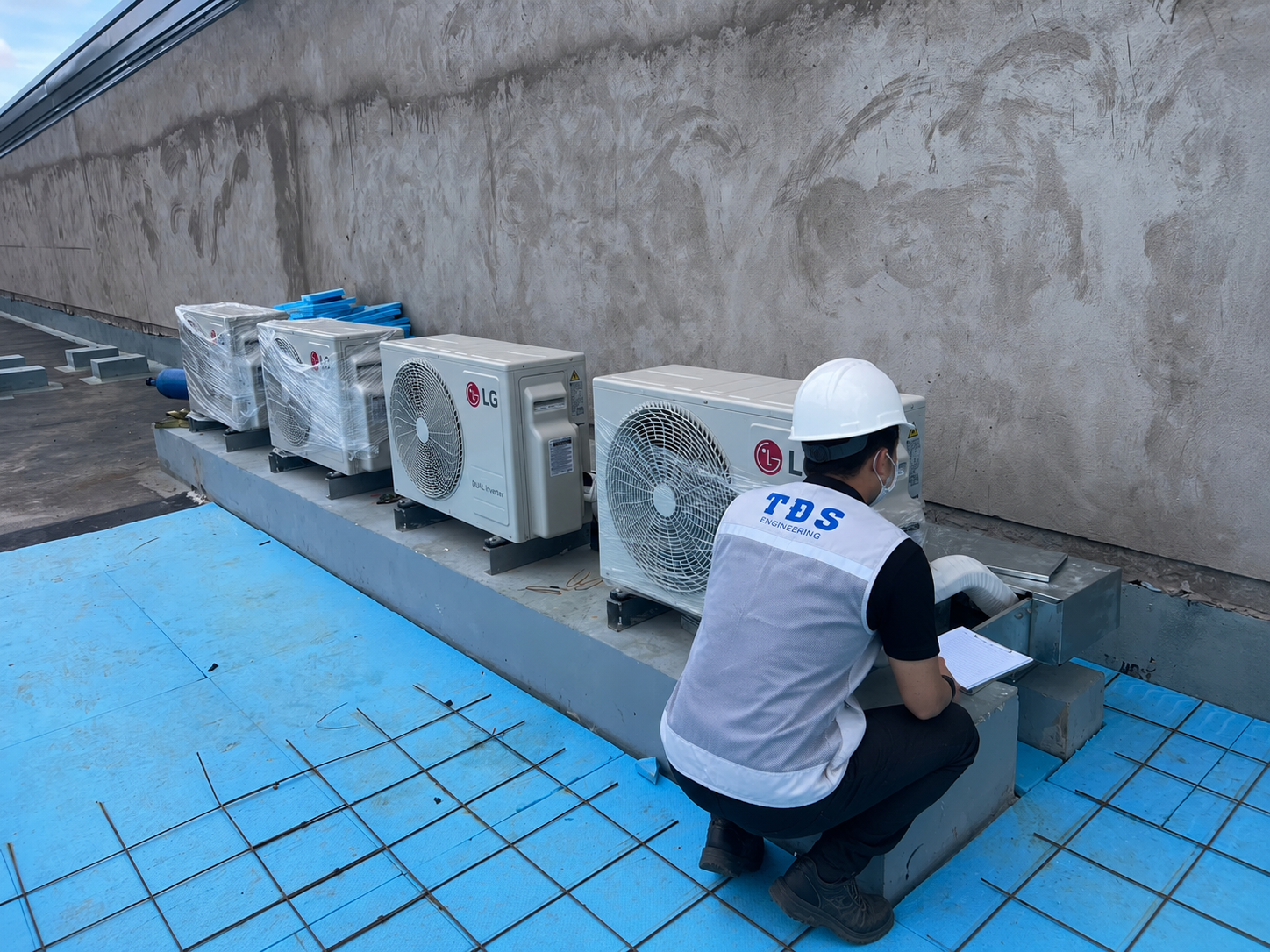 Dàn nóng điều hòa không khí lắp trên mái nhà máy