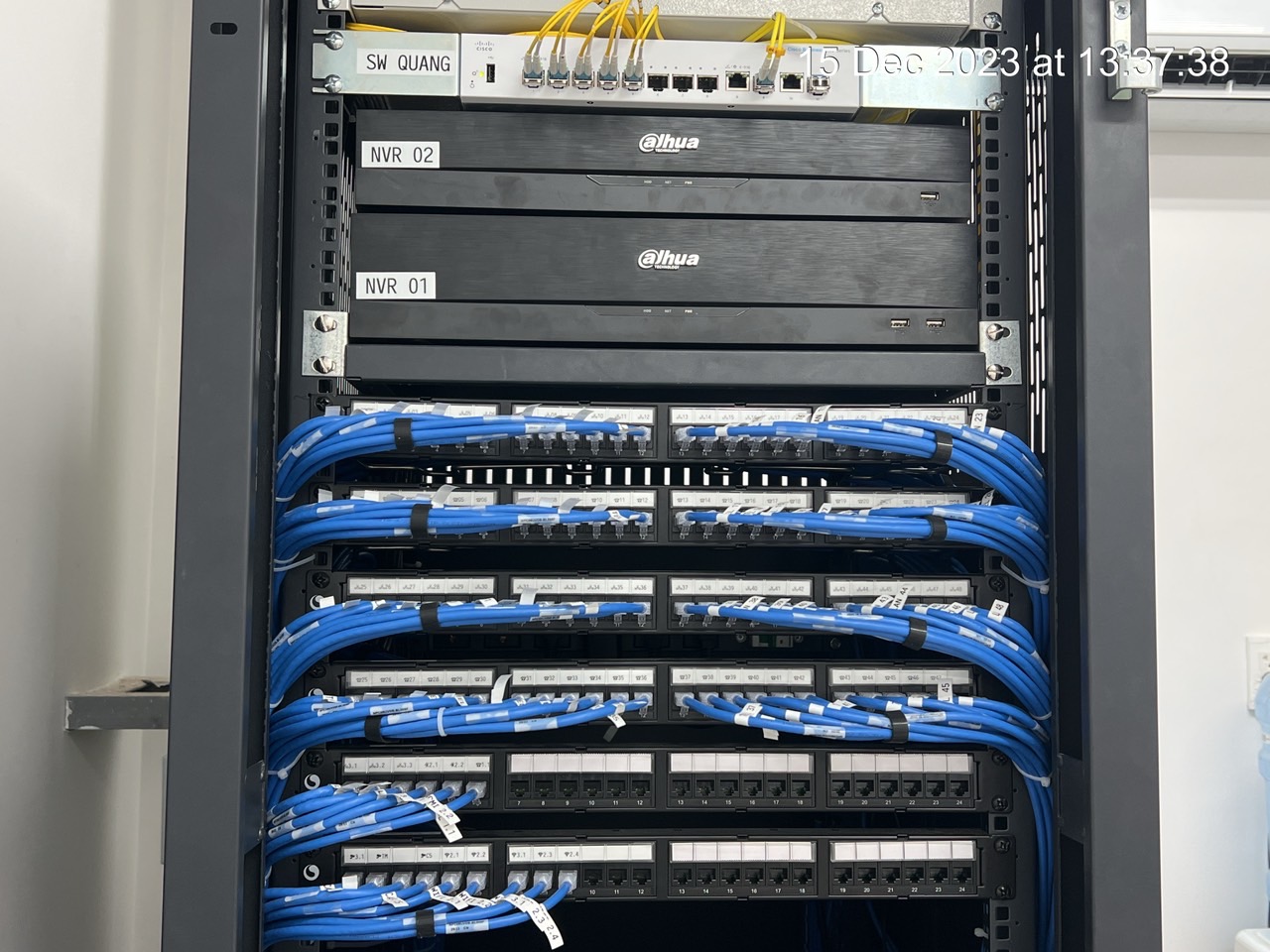 Tủ rack tổng, NVR và patch panel của hệ thống camera doanh nghiệp